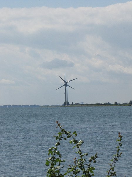 AK03.JPG - Ondanks veel lucht en water toch een goede belichting. Je had hier ook kunnen kiezen voor verder inzoomen en daar door meer detail. Maar juist deze compositie geeft het ruimen en vlakke landschap extra goed weer.