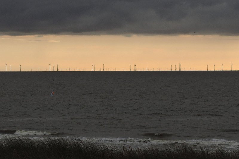 AL02.jpg - Heel apart die lichte strook tussen zee en wolken met daarin dat windmolen park. Goede belichting en scherpte.