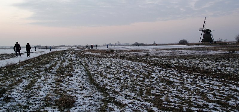 AN02.jpg - Het is bijna een schilderij van een oude meester. Zo'n typisch Hollands landschap. Goede belichting en scherpte. Jammer dat de horizon niet helemaal recht loopt. En door hier nog wat te spelen met de witbalans in plaats van hem op automaat te laten staan, had de sneeuw iets witter en de avond lucht iets meer oranje kunnen worden.