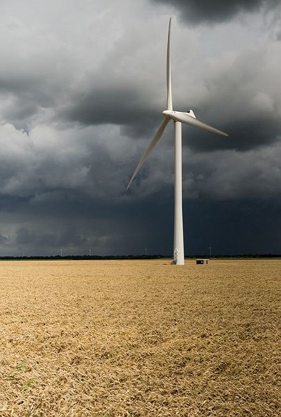 AQ01.jpg - Hele mooie sfeer foto zo'n enorm dreigende lucht met een hele witte windmolen in een enorm groot graanveld.