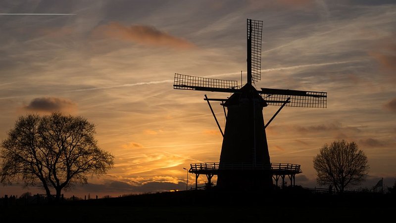 AQ03.jpg - Mooie sfeer, goede belichting en scherpte. Wat betreft de compositie had ik er voor gekozen (als het kan natuurlijk wat betreft de ruimte aan de linkerkant) om de molen wat meer naar rechts in beeld te zetten (regel van derden) zodat ook de boom links hele maal in beeld zou staan.