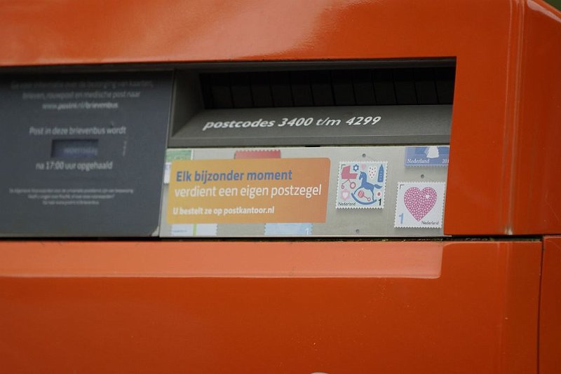 AG02.JPG - Ook een detail van de bekende oranje brievenbus springt er uit.