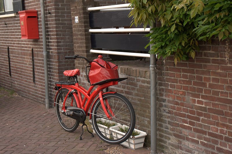 AA01.jpg - Mooi die rode fiets en die rode brievenbus. Daardoor een goede combinatie.