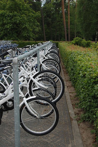 AL03.jpg - Ook hier weer een hele rij fietsen. Je had hier kunnen proberen om een lager camerastandpunt te gebruiken en door de rij wielen heen te fotograferen.