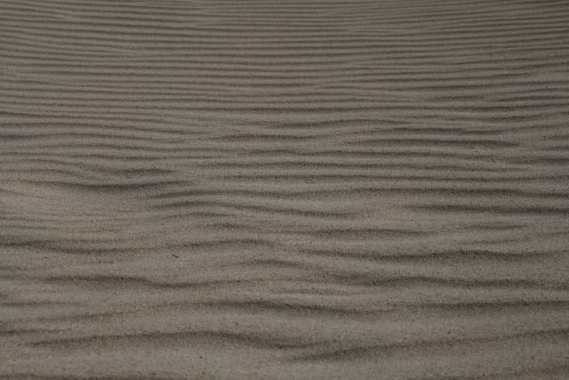 AB01.jpg - Rimpels in het zand blijven boeien. Probeer ook eens je camera op een stuk plastic op de grond te zetten met het objectief op 18mm en dan in de lengterichting van de rimpels. Dat geeft weer een totaal ander effect.