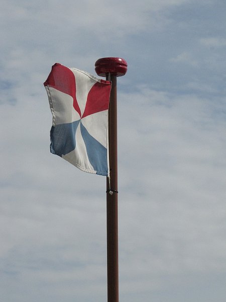 AE02.JPG - Ook deze vlag heeft rimpels.