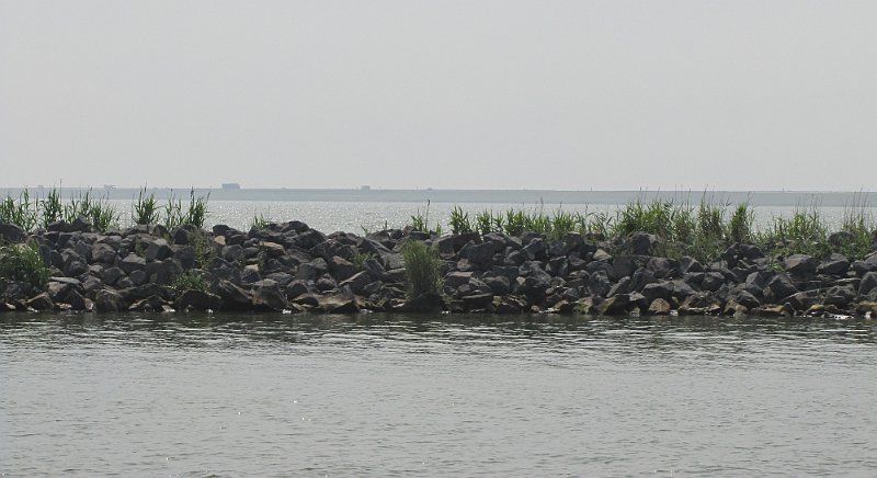 AE03.jpg - Door de basaltdijk wordt ook hier een extra element toegevoegd aan het gerimpelde wateroppervlak.                               