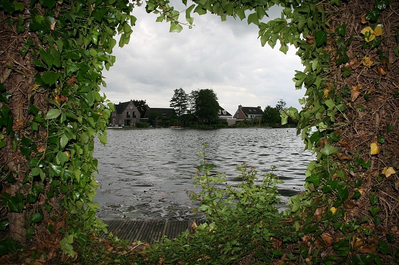 AK01.JPG - Heel mooi dat doorkijkje naar het rimpelige water. De belichting van het landschap had iets lichter gemogen, of het flitslicht juist iets minder zodat de belichting van beide delen meer met elkaar overeen zou zijn gekomen.