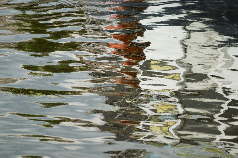 AN01.jpg - Ook deze rimpels op het wateroppervlak hebben door de kleurvlakken in de weerspiegeling weer een totaal ander effect. Door hier op in te zoomen krijg je in verhouding grote rimpels.