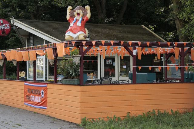 AB01.jpg - Een terras zoals er de afgelopen weken veel oranje waren gekleurd. Goed belicht. Wat uitsnede betreft had ik linksboven de coca cola reclame er helemaal op gelaten.