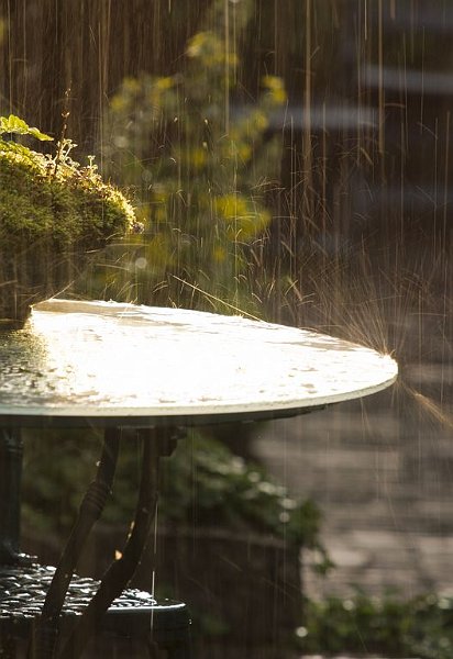 AH01.JPG - Ook dit is een terras, maar in een situatie die we liever niet zien. Leuk is bij deze serie van 3 foto's wat het effect van de verschillende sluitertijden op de regen is.