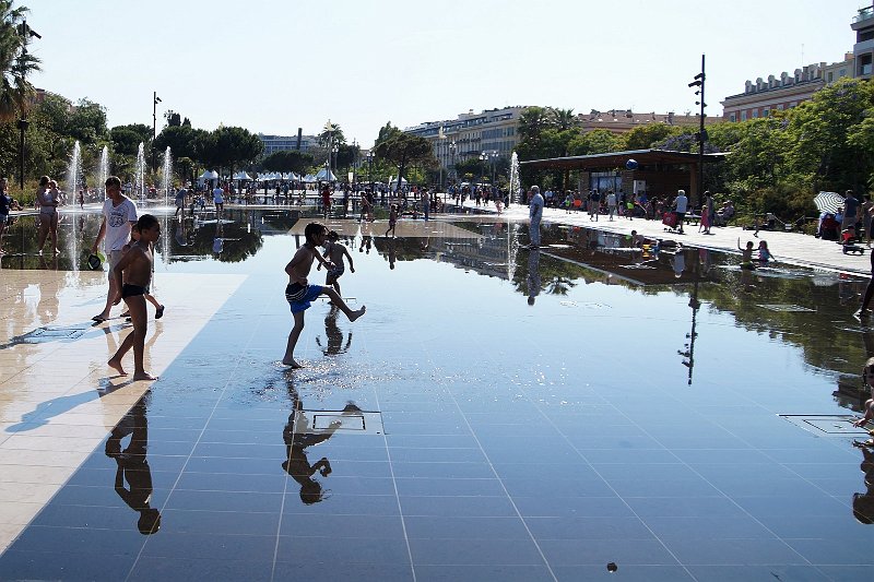 AD02.JPG - Het op veel plaatsen ontbreken van de fontijnen geeft het laagje water een prachtige spiegelend beeld. Daarom zou ik vermoedelijk hebben gekozen voor een uitsnede waarbij vooral die kinderen op de voorgrond met hun spiegelbeeld meer het totaal beeld zouden hebben bepaald.