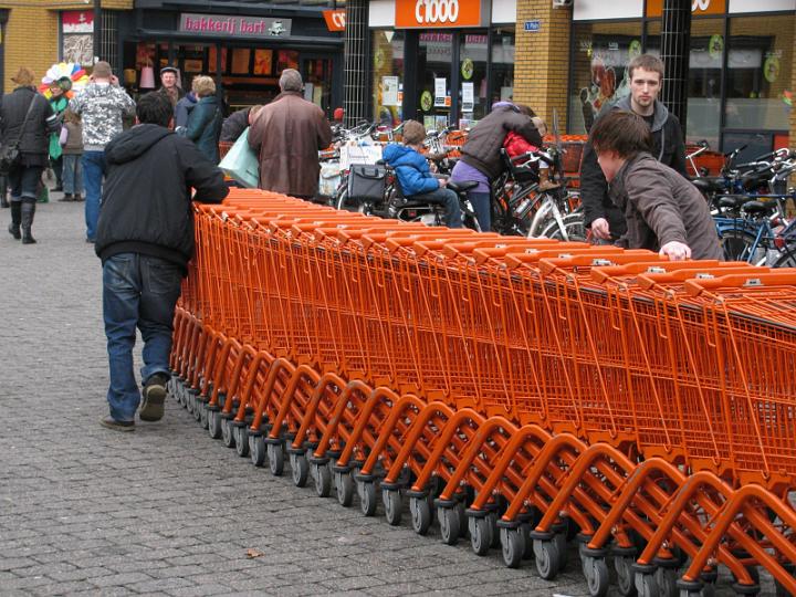AC03.JPG - Die oranje winkelwagentjes doen het altijd goed.
