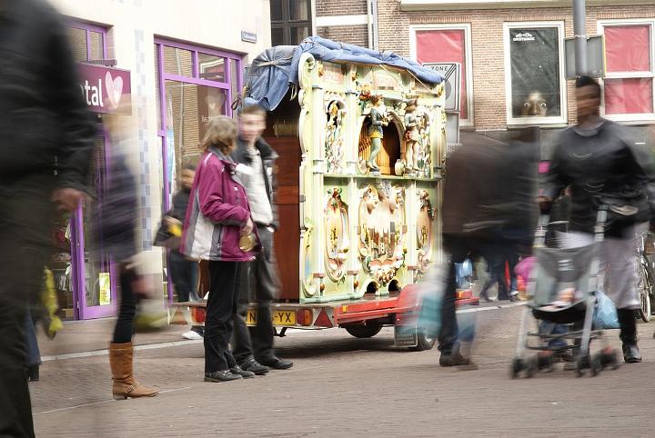 AD01.jpg - Ht jachtige winkelpubliek hier mooi in beeld gebracht.