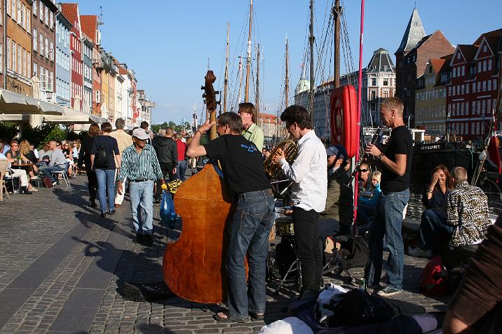 AF01.JPG - Een gezellige drukte.