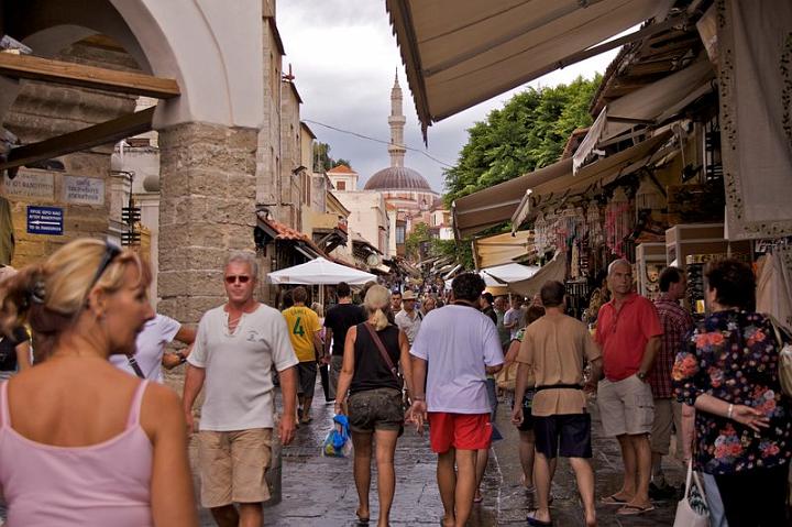 AG01.jpg - Deze winkelstraat zou zelfs zonder de minaret een vakantiesfeer uitstralen.