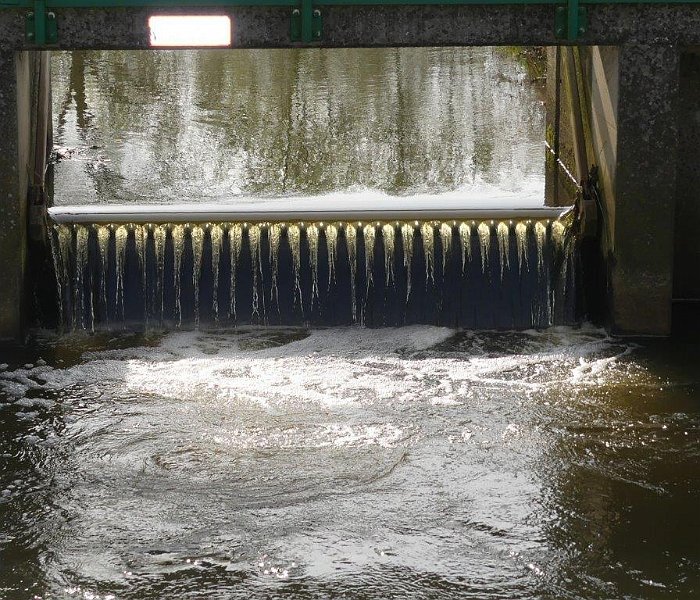 AB02.jpg - Dusdanig "bevroren" dat de water stralen bijna ijspegels lijken.