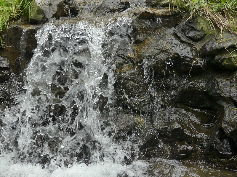 AC01.JPG - Mooi diat "hangende" water. Door de sluitertijd van 1/800ste blijft elk druppeltje hangen.