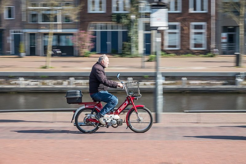 AK01.jpg - Door iets mee te bewegen is het onderwerp perfect bevroren en is de achtergrond net wat onscherper. Al bij meer foto's heb ik de meedraai techniek zien gebruiken. Maar dat doet niets af aan de bevroren snorfiets