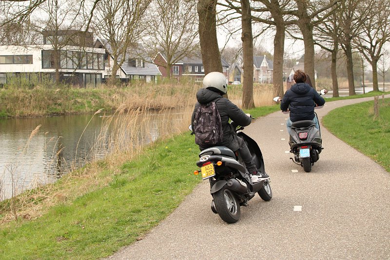 AL02.JPG - Duidelijk bevroren anders was de achterste scooter omgevallen.