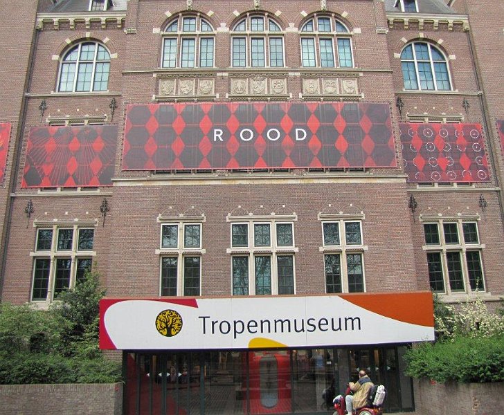 AF01.jpg - Ook leuk dat er hier een tentoonstelling was met het thema rood.