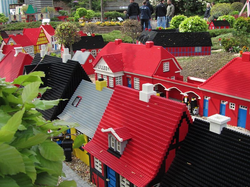 AP01.JPG - In Legoland geen gebrek aan rood. De rode daken van legosteentjes knallen er uit.