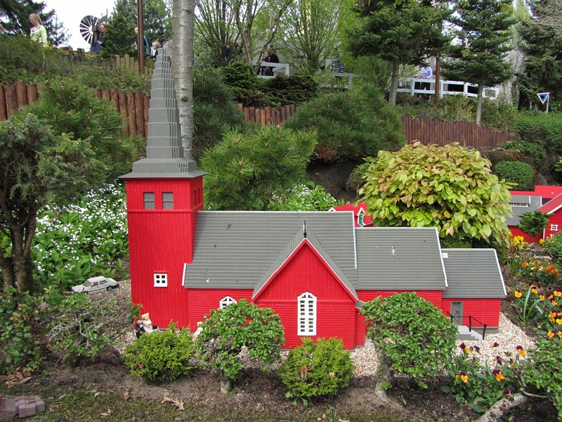 AP02.JPG - Deze rode kerk spribngt er helemaal uit. Alleen jammer dat de stam van die boom net half achter de toren zit, waardoor de toren minder opvalt.