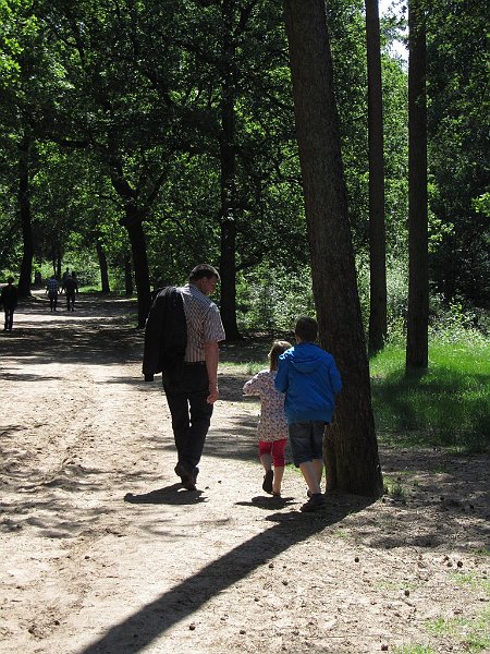 AD03.JPG - Mooi belicht. Ik denk dat de foto nog beter zou zijn geweest als je even had gewacht tot er ruimte tussen de jongen en de boom zou zijn gekomen.