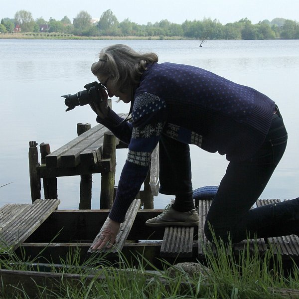 AX00.JPG - Deze foto hoort nog bij de serie AC01 was niet meegekomen met versturen. Door de belichtingscorrectie is de persoon herkenbaar, maar wordt de achtergrond te licht. In de kijkrichting (links dus) had er wel iets meer ruimte mogen zijn op deze foto.