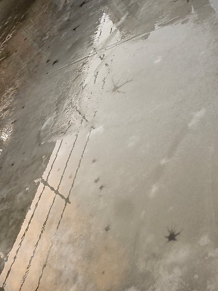 AG02.jpg - Weer spiegeling op het dunne laagje water wat op het ijs ligt. Ondanks de grote hoeveelheid lichte delen in deze foto is de belichting goed.