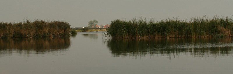 AJ02.jpg - Goed dat hier is gekozen voor een panoramische uitsnede. Anders had er wel erg veel lucht en water in beeld geweest. Door de grote hoeveelheid water en lucht is de foto toch nog ietsje te donker geworden.