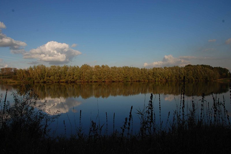 AL02.JPG - Mooi spiegelend landschap. Hij is ook goed belicht, maar door die donkere voorgrond lijkt het beeld wat te donker. Ik denk dat ik iets meer zou hebben ingezoomd op het stukje landschap, water en wolk.Je hebt trouwens wat last van stof op je sensor er zitten in de lucht diverse zwarte stippen. Links en rechts boven wel de twee opvallenste.