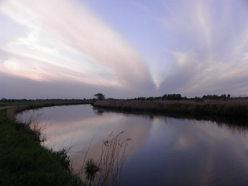 AR03.jpg - Wat een mooie wolkenlucht. Een mooie belichting ook.