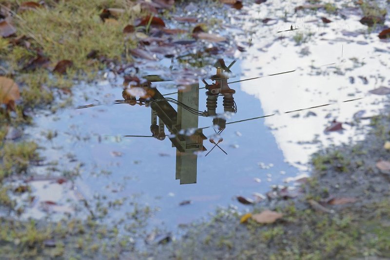 AT02.JPG - Heel leuk dat stuk bovenleiding weerspiegeld in die plas.