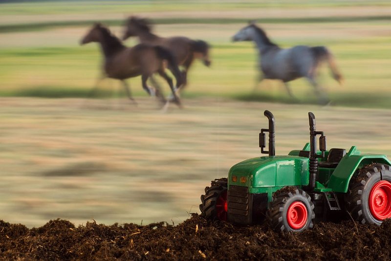 AH02.JPG - Heel mooi gedaan deze speelgoed tractor, in combinatie met een fotoachtergrond. Goede belichting en scherpte.