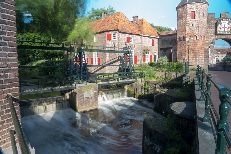 AJ03.JPG - En ook bij deze is door de langzame sluitertijd het stromen van het water heel duidelijk zichtbaar.