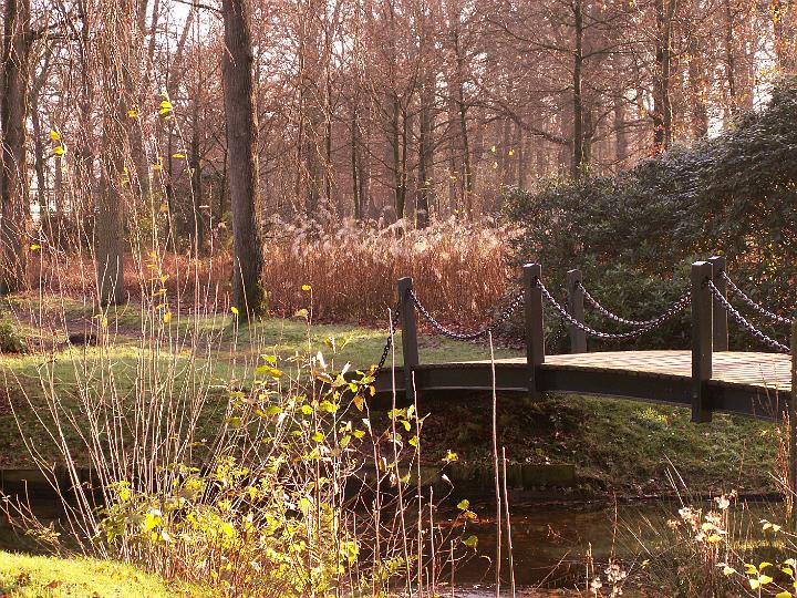 AA03.jpg - Een ietwat drukke voorgrond. Verder is het jammer dat de brug niet bij het begin begint. Als je het hek niet mooi vind, had dan geprobeerd om dat juist op de één of andere manier toch mee te nemen in het totale beeld.