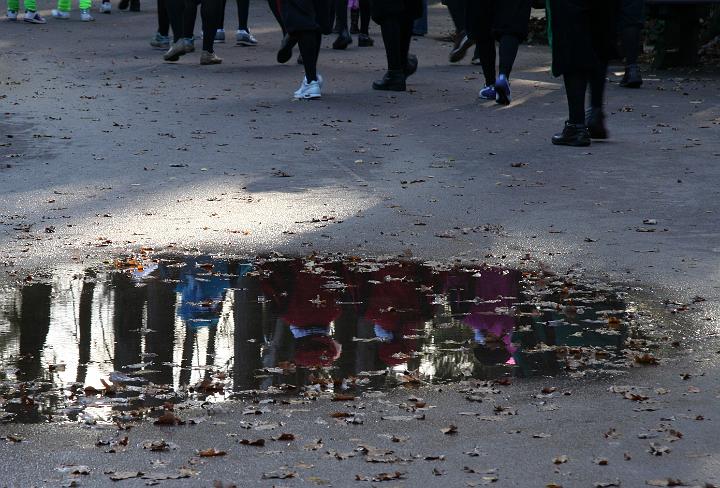 AV01.jpg - Mooi die weerspiegeling die een totaal ander beeld geeft van anders alleen maar wat voeten. Misschien qua compositie een volgende keer de plas helemaal in beeld van links naar rechts?