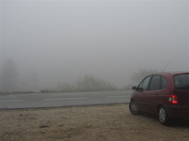 AC02.JPG - Het is een lekkere dichte mist. Vlak na de overkant van de weg neemt het zicht al behoorlijk af.