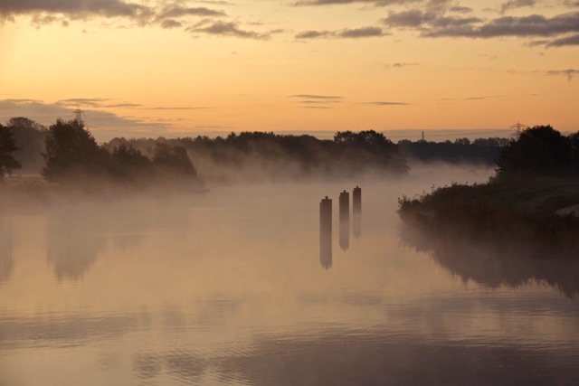 AD01.jpeg - De nevel boven het water en de mooie kleur van het licht maken er een hele mooie foto van. Ook de belichting is erg goed.