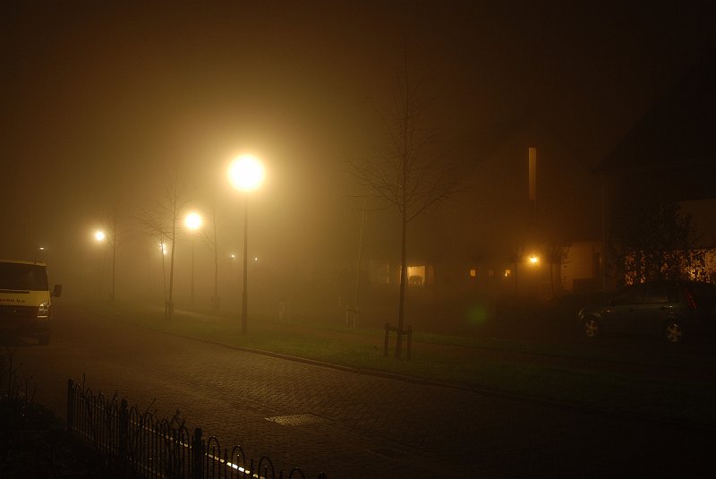 AF02.JPG - Ik had al eerder bij een foto gezegd dat er in de stad ook goede mist opnemen te maken zijn. Je had hier misschien een iets andere verdeling van licht en donker moeten maken, door bijvoorbeeld rechts nog net ook een straatlantaarn in beeld te nemen.