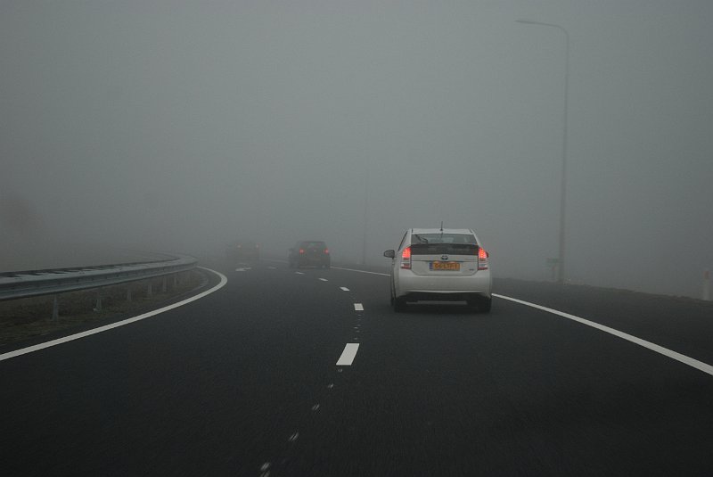 AF03.JPG - Er is mist met een zicht van minder dan 200 meter. Een foto die zo 's morgens bij de verkeersinformatie op TV zou passen. Goede belichting. (Ik hoop wel dat je de bijrijder was op dit moment) ;-)
