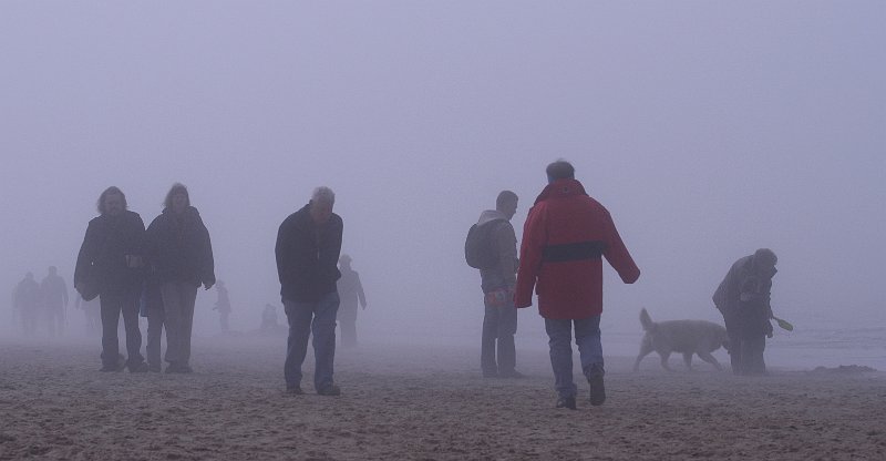 AI03.jpg - Heel fraai al die mensen in beeld. Vooral het verschil in afstand tussen de personen wat extra duidelijk zichtbaar is door de mist.