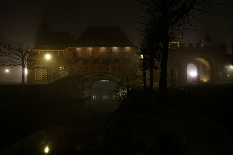 AL02.JPG - Ook oud Amersfoort doet het goed met mist.