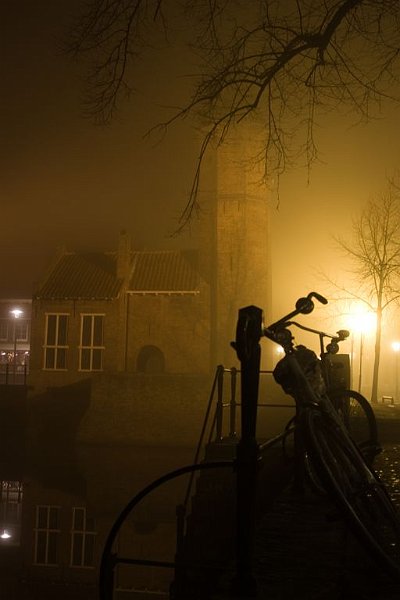 AL03.jpg - Mooie belichting van de Kamperbinnenpoort, maar jammer dat er rechts zo'n hele felle lantaren staat. Als de camera iets meer naar rechts was gezet en daardoor het beeld vanuit een andere hoek zou zijn genomen had de lantaren misschien net wat minder nadrukkelijk in beeld geweest.