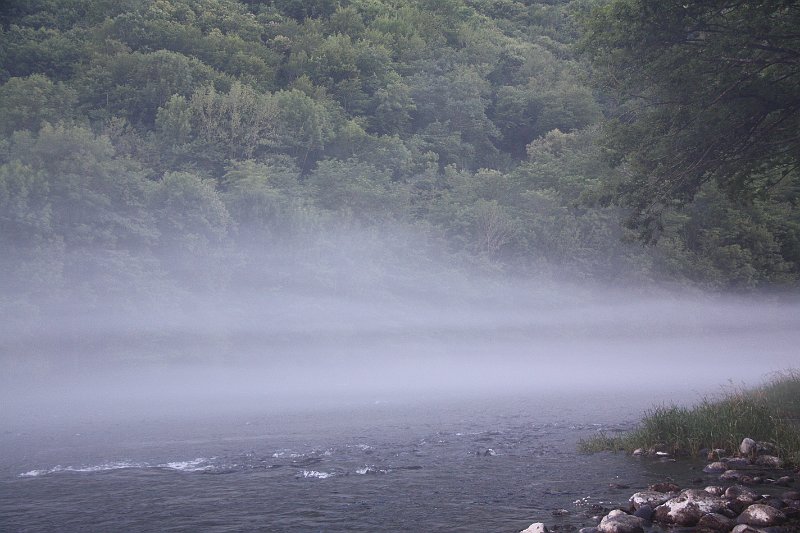 AM02.JPG - Een totaal ander beeld in vergelijking met de vorige foto. Hier lijkt de mist bijna ook te stromen net als het water.