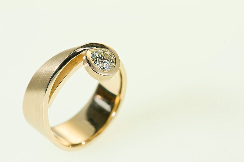 AA02.jpg - Net als bij de vorige opname, is ook deze ring opname technisch heel goed, maar ook hier vind ik het jammer dat de ring zo links onder in de hoek zit.