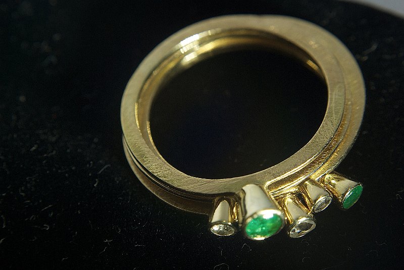 AG03.jpg - Een beetje zonde dat het voorste stukje net niet scherp is. Door te kiezen voor een goede belichting in combinatie met de donkere ondergrond geen last van hinderlijke schaduwen. Misschien had je hier kunnen proberen om de ring om en rolletje zwart karton of stof te schuiven en dat op de zwarte ondergrond te leggen dan had het onderste deel van de ring geen rol gespeeld met de scherptediepte.