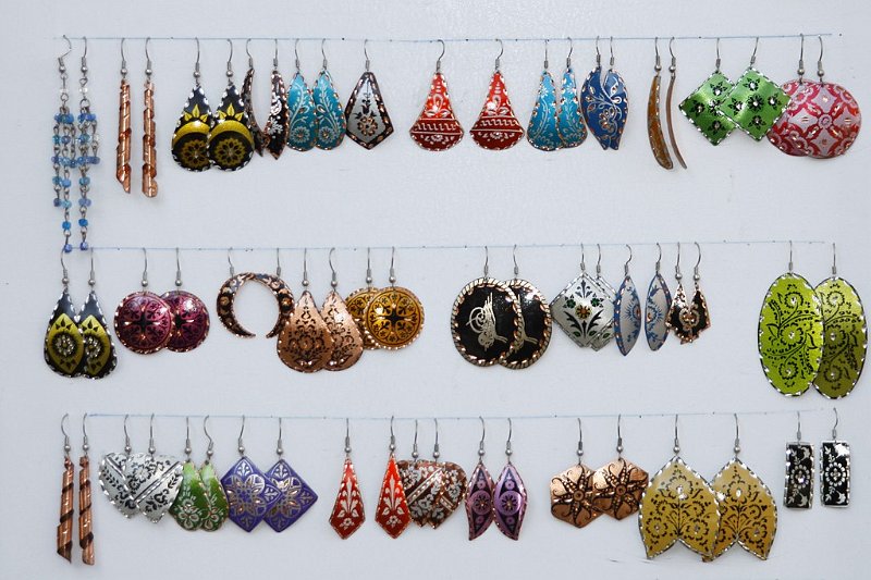 AJ01.JPG - Leuk deze hele collectie oorbellen. Er zit helaas wel wat veel reflectie in, maar dat is het gevolg van het flitsen.