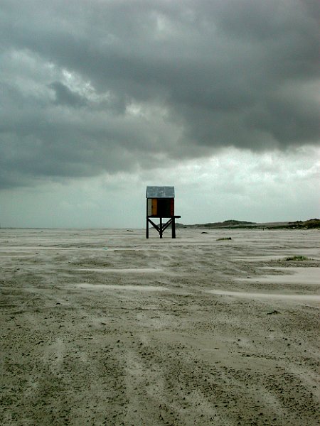 AJ01.jpg - Prachtige lucht boven het zand.Ik denk wel dat hier een liggende uitsnede en het huisje niet in het midden een mooie compositie zou hebben gegeven.